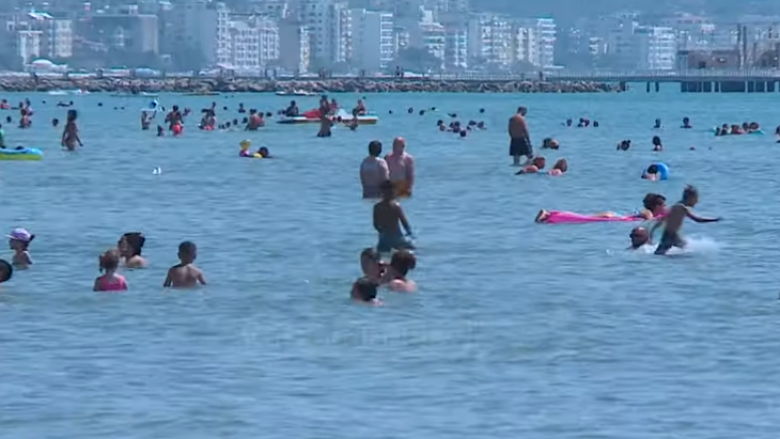 Kosovarët mësyjnë plazhin e Durrësit për Bajram, dyndje në kufi
