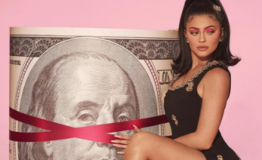 Kylie Jenner pozon nudo për ditëlindjen e 22-të