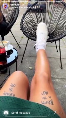Loredana Zefi tregon dy tatuazhet e realizuara në këmbët e saj.