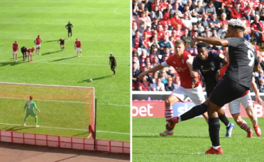 Sulmuesi i Charltonit shënon penalltinë më të ‘qetë’ ndonjëherë në futboll, Lyle Taylor godet ‘pa ndjenja’ në minutën e fundit