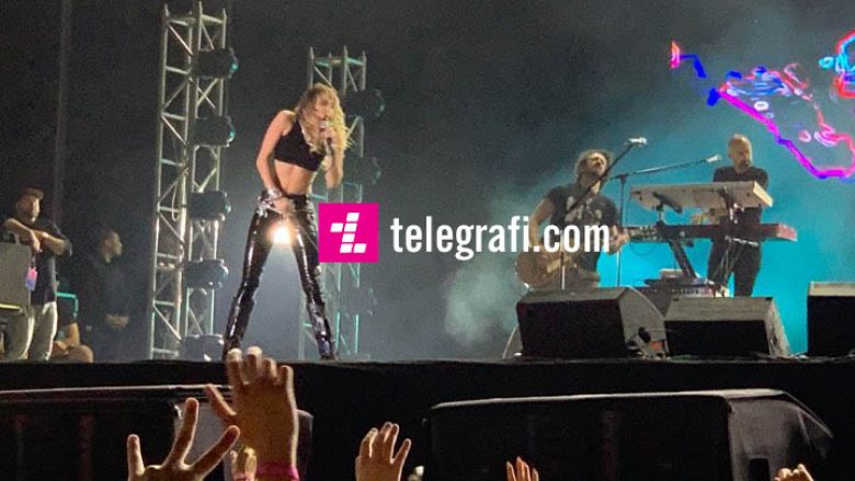 Miley Cyrus ‘ndez’ skenën e festivalit “Sunny Hill”, performon para mijëra fansave në Prishtinë