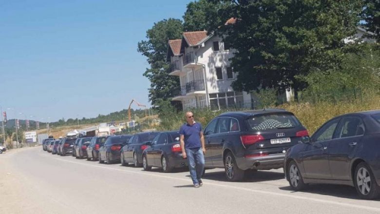 Kolona të gjata në kufi, pritje mbi shtatë orë për të dalë nga Kosova