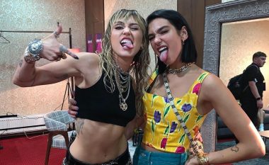Dua Lipa fotografohet me Miley Cyrus në prapaskenën e "Sunny Hill", ka disa fjalë për performancën e saj