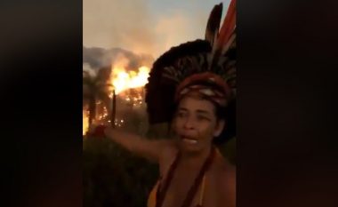Gruaja indigjene shpërthen në lot teksa Amazona digjet