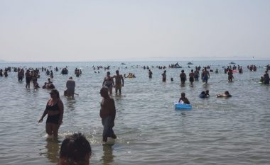 Fluks pushuesish në plazhin e madh të Durrësit