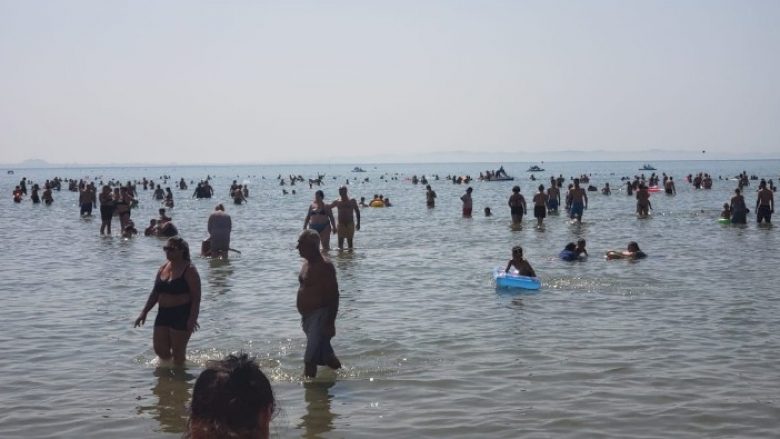 Fluks pushuesish në plazhin e madh të Durrësit