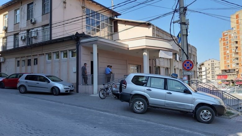 Plagoset me thikë zyrtari i Policisë së Kosovës në Pejë