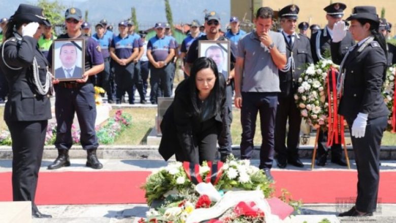 Shqipëri, policia kujton katër efektivët e rënë gjatë operacionit për kapjen e Dritan Dajtit