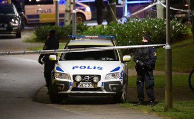 E pritën derisa po kthehej në shtëpi, krimineli serb vritet në Suedi – qëllohet në kokë para gruas dhe fëmijës së tij