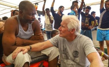 Richard Gere viziton migrantët e shpëtuar nga Mesdheu