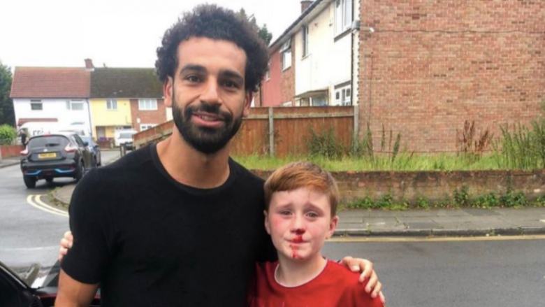 Veprim për t’u duartrokitur nga Salah: Dërgon në shtëpi fansin e tij që goditi shtyllën elektrike me kokë