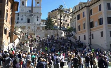 Rregulla të rrepta pas shpalljes monument kulture – 400 euro për t’u ulur në shkallët e Piazza di Spagna