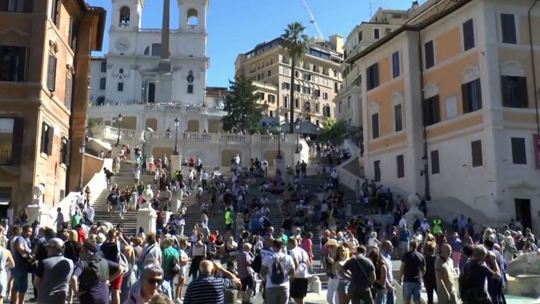 Rregulla të rrepta pas shpalljes monument kulture – 400 euro për t’u ulur në shkallët e Piazza di Spagna