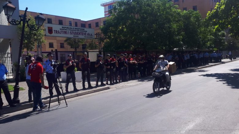 Protesta në Shkodër, qytetarët përplasen me policinë