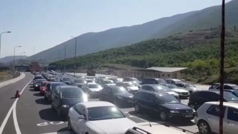 Fluks i automjeteve në Morinë, në Shqipëri hyjnë mbi katër mijë vetura