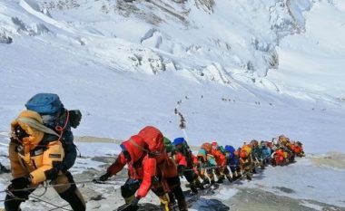 Ngjitja në Everest, Nepali përcakton rregulla të reja për alpinistët