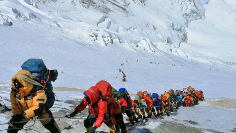 Ngjitja në Everest, Nepali përcakton rregulla të reja për alpinistët