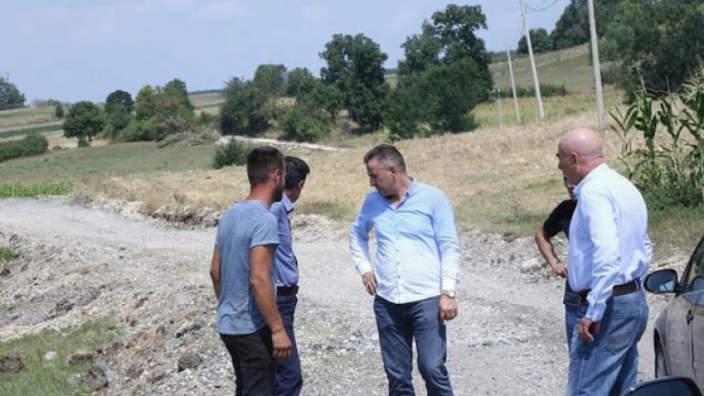 Jashari inspekton punimet në asfaltimin e rrugëve që lidhin Skenderajn me Vushtrrinë