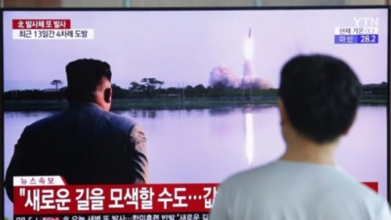Koreja e Veriut shkrep edhe dy raketa në det
