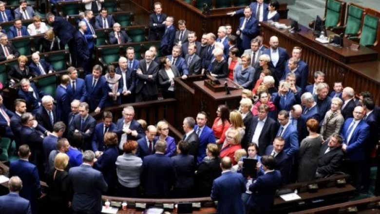 Në Poloni kryeparlamentari dorëhiqet pas akuzave për abuzime me avionët zyrtarë