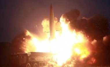 Koreja e Veriut lëshon dy raketa të tjera