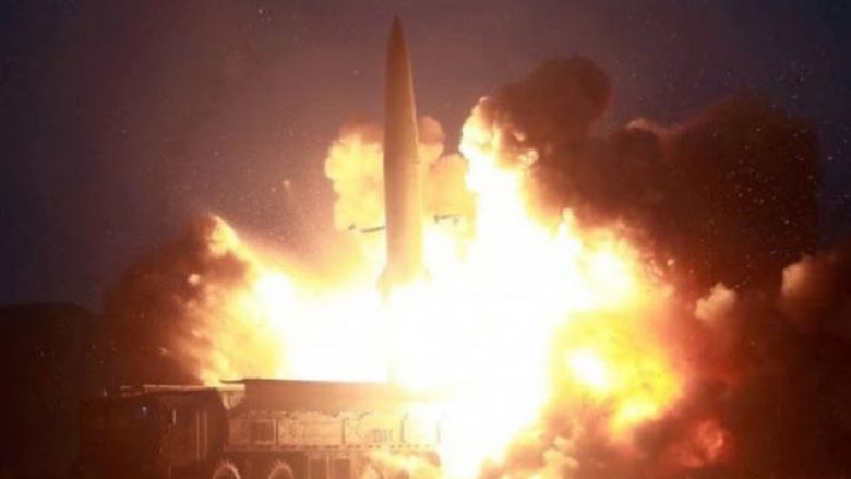 Koreja e Veriut lëshon dy raketa të tjera
