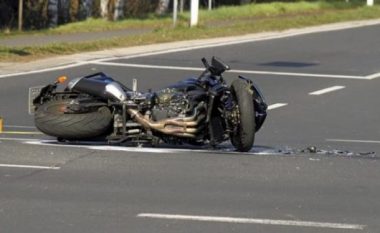 Vdes motoçiklisti pasi përfundon jashtë rruge në Llapnasellë