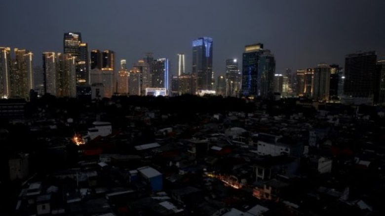 Indonezia në terr, miliona njerëz në probleme pas ndërprerjes së papritur të energjisë elektrike