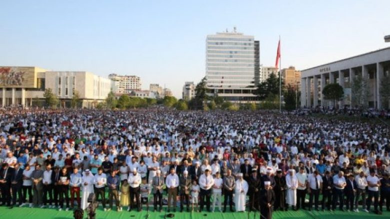 Shqipëri, besimtarët myslimanë falin Kurban Bajramin