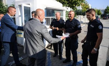 Haradinaj, kafe e ëmbëlsira me policët për Bajram