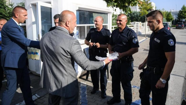 Haradinaj, kafe e ëmbëlsira me policët për Bajram