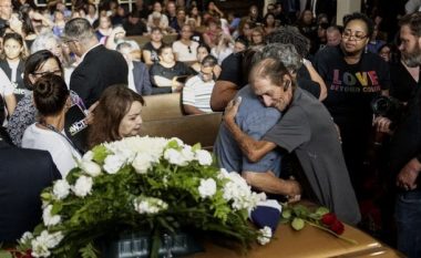 Pa familjarë, por në varrimin e gruas që humbi jetën në El Paso morën pjesë qindra persona