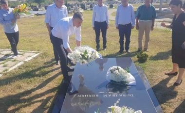 Veseli bën homazhe te varri i Bajram Rexhepit në dyvjetorin e vdekjes