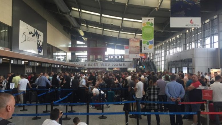Paralajmërohen masa ndaj grevistëve që shkaktuan vonesa në fluturimet në aeroport