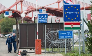 Sllovenia vendos gardhe shtesë në kufirin me Kroacinë