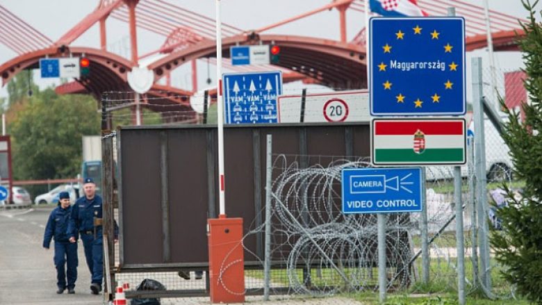 Sllovenia vendos gardhe shtesë në kufirin me Kroacinë