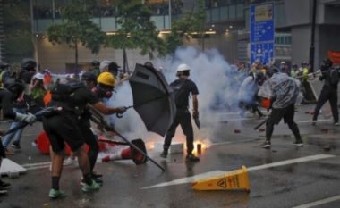 Policia e Hong Kongut përdorë gaz-lotsjellës dhe topa uji kundër protestuesve