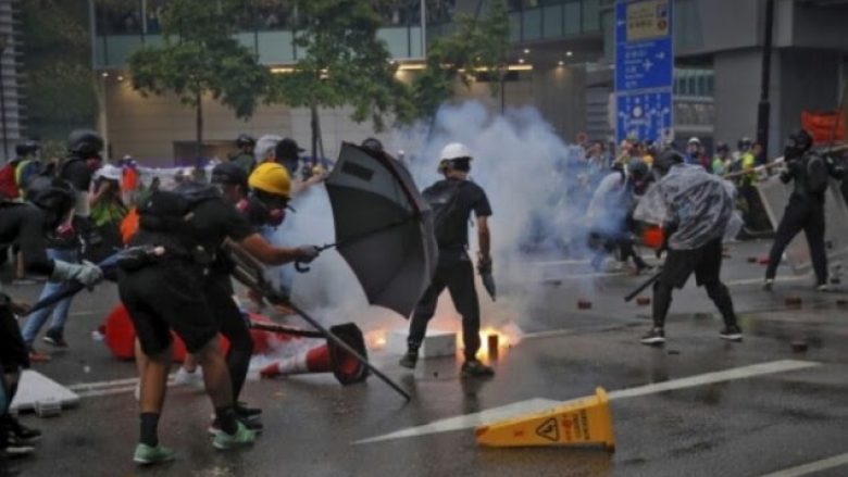 Policia e Hong Kongut përdorë gaz-lotsjellës dhe topa uji kundër protestuesve