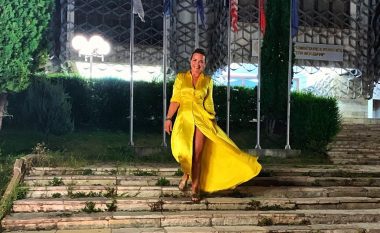 Vera Ora në poza tërheqëse me fustan të verdhë para Blibliotekës Kombëtare të Kosovës