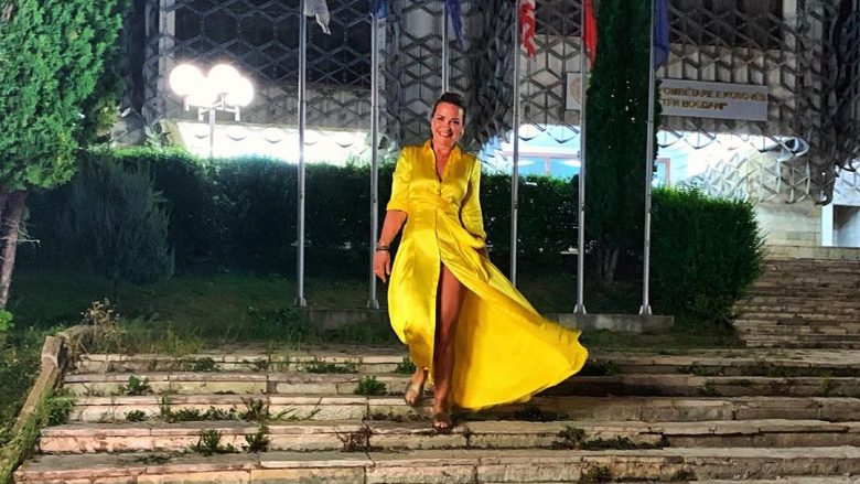 Vera Ora në poza tërheqëse me fustan të verdhë para Blibliotekës Kombëtare të Kosovës