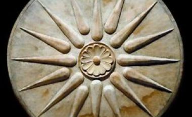Komunat e Maqedonisë duhet të heqin simbolin e Diellit të Verginës nga vendet publike