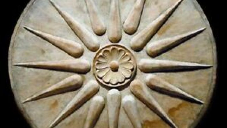 Komunat e Maqedonisë duhet të heqin simbolin e Diellit të Verginës nga vendet publike