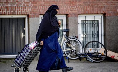 Holanda pa burka në ndërtesat publike dhe në transportin publik
