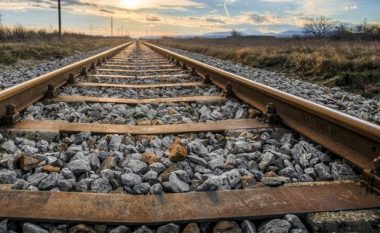Tragjedi në Greqi: Një migrant po flinte në shinat hekurudhor, shkelet nga një tren