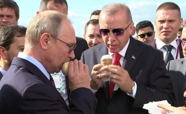 Putin i blen një akullore Erdoganit, pasi ia tregoi aeroplanin e ri rus