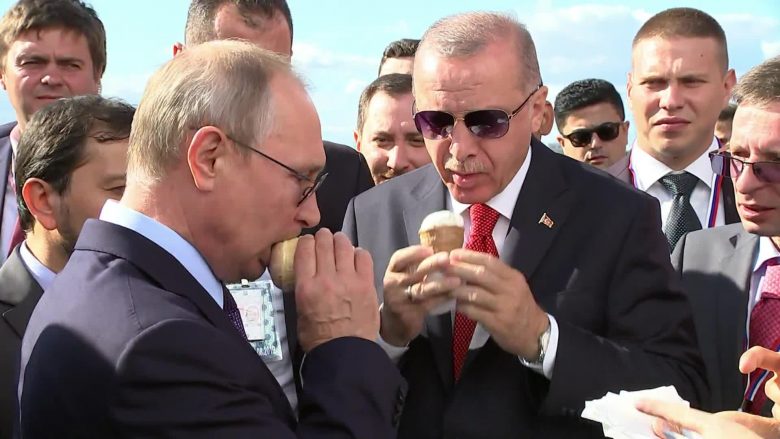 Putin i blen një akullore Erdoganit, pasi ia tregoi aeroplanin e ri rus