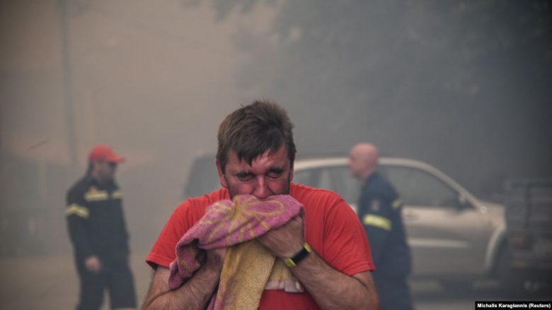 Qindra turistë evakuohen në Greqi si pasojë e zjarreve