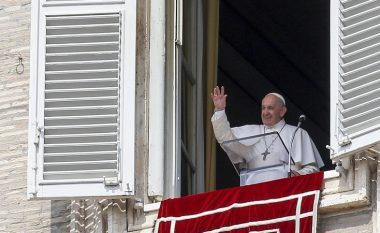 Papa Françesku mbeti i mbyllur në ashensor, e shpëtuan zjarrfikësit