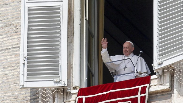 Papa Françesku mbeti i mbyllur në ashensor, e shpëtuan zjarrfikësit