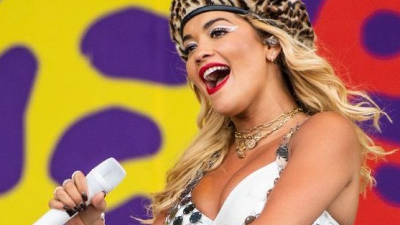 Rita Ora thotë se nuk sheh gjini teksa flet për biseksualitetin e saj